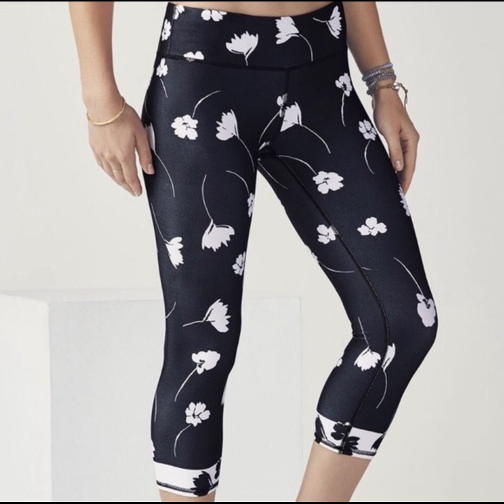 Fabletics- Black and White floral crop leggings size: M
